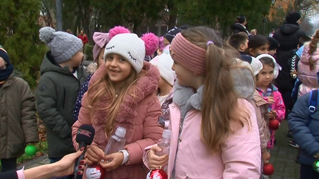 Praznična čarolija u Kovačici: najmlađi đaci ukrasili jelku zajedništva