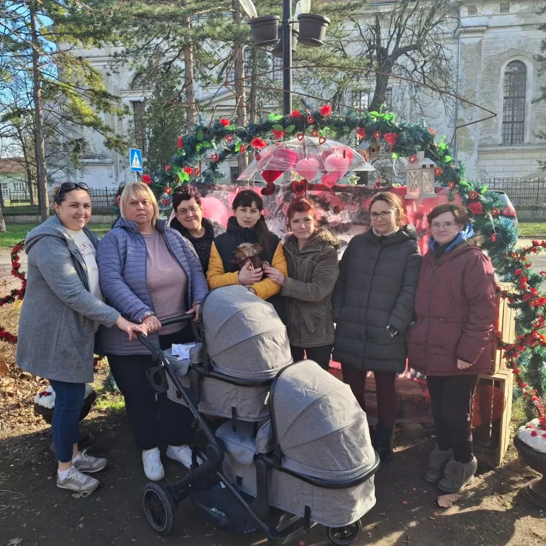 Valentin-napi dekoráció a falu központjában