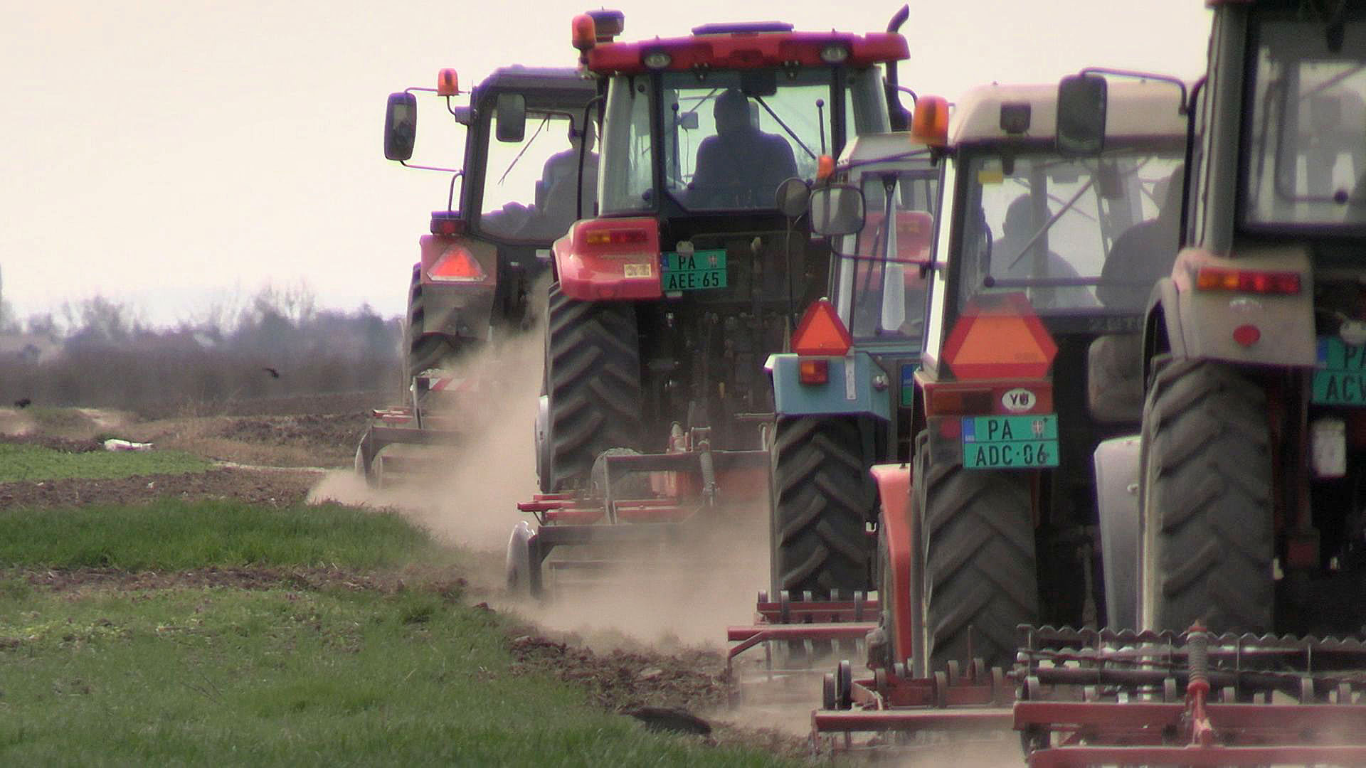 Više od 60 vozila u akciji: Poljoprivrednici iz Kovačice uredili atarske puteve