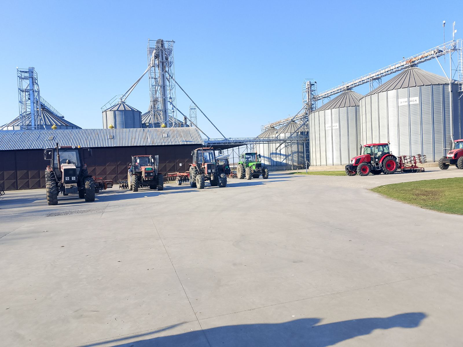 Acțiune comună a agricultorilor din Uzdin pentru îndreptarea drumurilor agricole