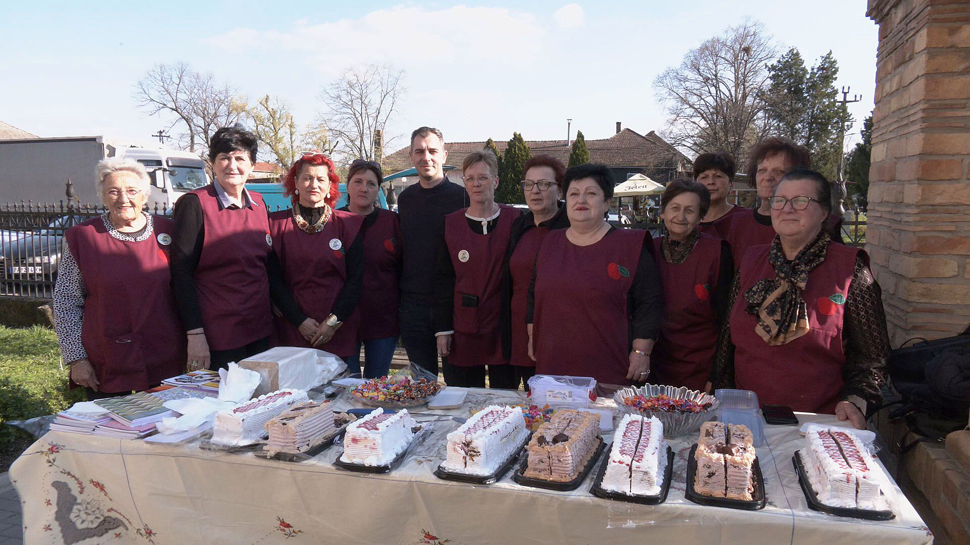 Vidovdanke u Crepaji na Vrbicu obradovale porodice posnim tortama