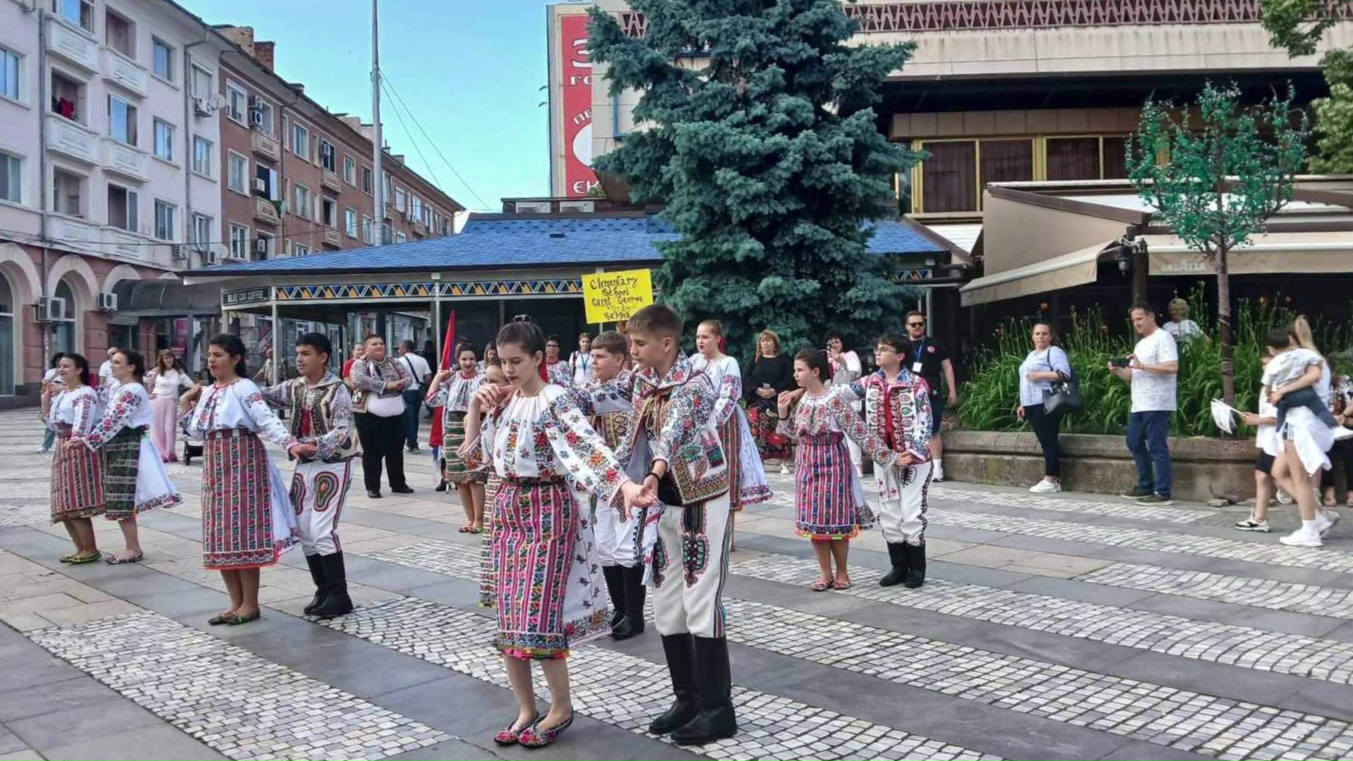 Elevii Școlii Elementare „Sfântul Gheorghe” din Uzdin reprezintă comunitatea românească din Voivodina la Festivalului Internațional de Folclor pentru Copii „Prietenie fără granițe” din Bulgaria