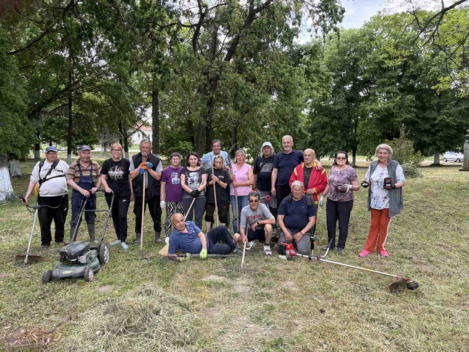 Snažno treće doba i pokretačka energija žena: Prolećna akcija uređenja centra Samoša