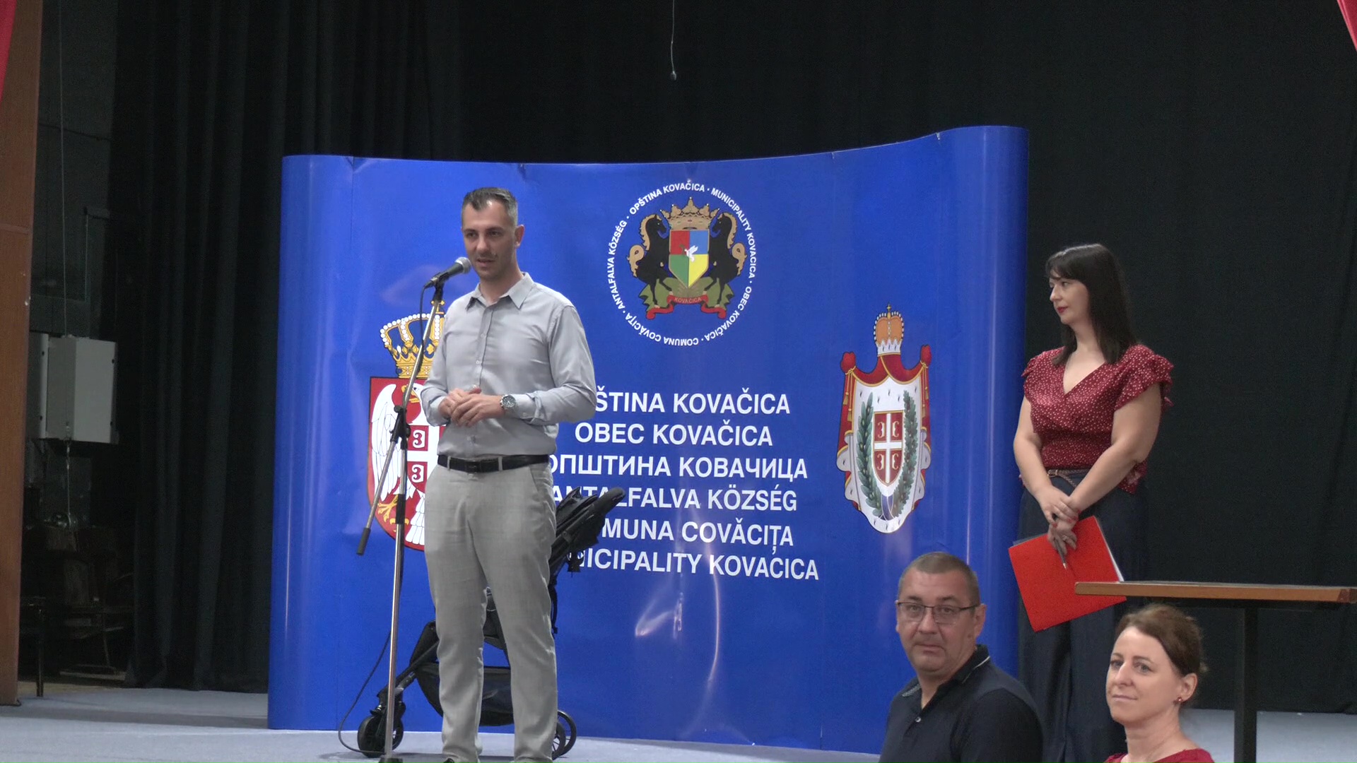 Primăria Comunei Covăcița a consolidat măsurile pentru creșterea natalității: 76 de cărucioare și vouchere oferite familiilor cu nou-născuți!
