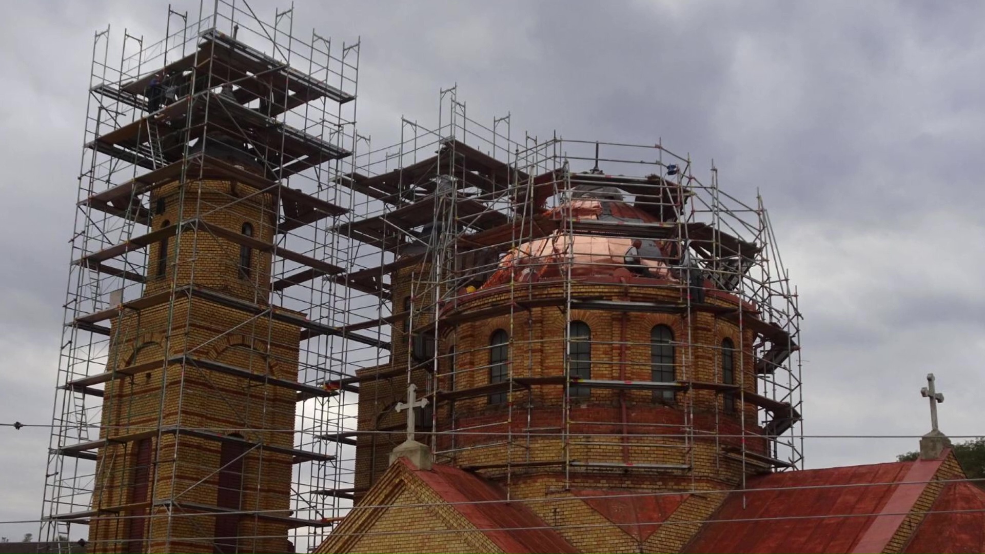 Coștei: Efortul comunității pentru renovarea acoperișului bisericii românești